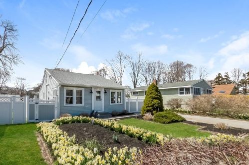 75 Collins Ave, Warwick, RI 02818 exterior
