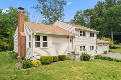 15 Norman Dr, Gales Ferry, CT 06335 exterior
