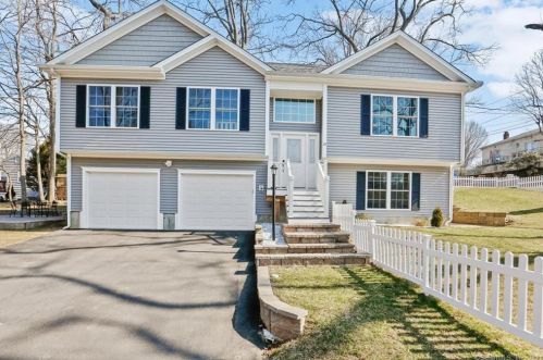 21 Manton St, Huntington, CT 06484 exterior