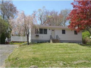 11 Tamarack Dr, Clinton, CT 06413 exterior