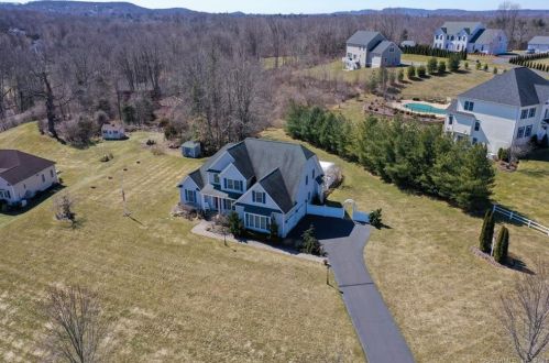 5 Pierpont Ct, North Haven, CT 06473 exterior