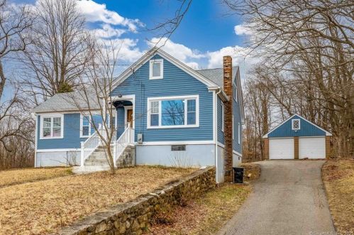 71 Pleasant St, Colchester, CT 06415 exterior