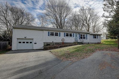 10 Maple Ter, Middletown, RI 02842 exterior