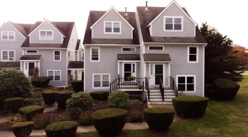 605 Fairway Dr, Middletown, RI 02842 exterior