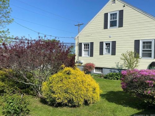 472 Vauxhall St, United States Coast Guard Ac, CT 06320 exterior