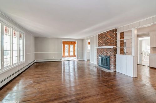 7 Hill Side St, South-Kingstown, RI 02874 exterior