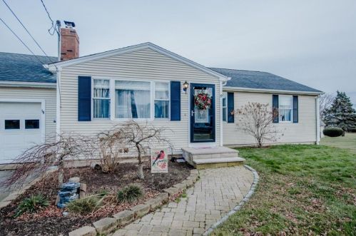 19 Harvey Rd, Middletown, RI 02842 exterior