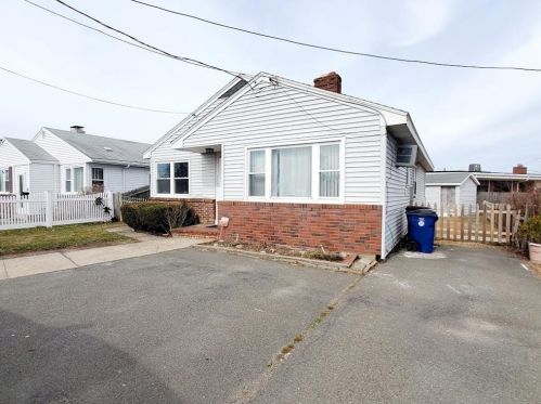 367 Shore Rd, Pt Of Pines, MA 02151 exterior