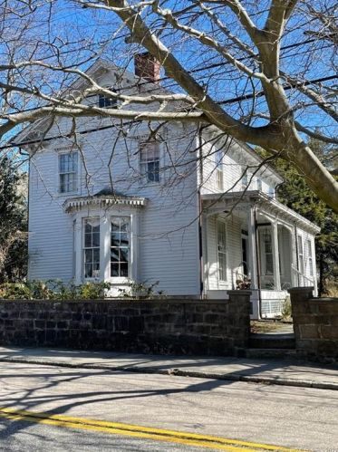 2 Summit St, Stonington, CT 06378 exterior