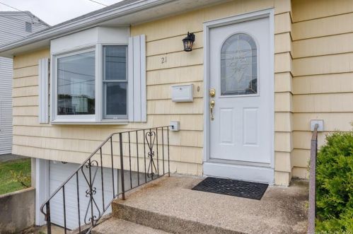 21 Charles St, United-States-Coast-Guard-Ac, CT 06320 exterior