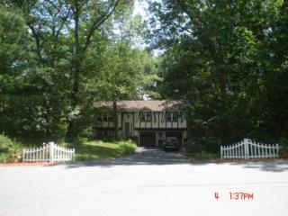 2 Woodhenge Cir, Londonderry, NH 03053 exterior