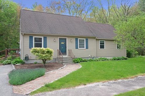 2 Pin Oak Ct, Coventry, RI 02816 exterior