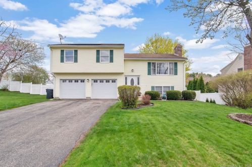 13 Eileen Ln, Enfield, CT 06082 exterior