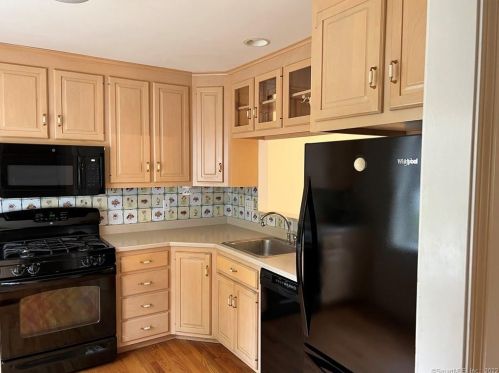 5 Apple Blossom Ln, Niantic, CT 06357 exterior
