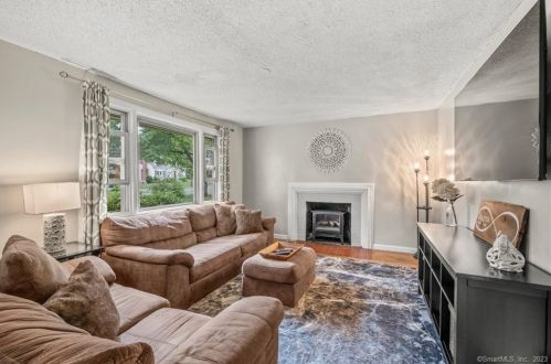 17 Sunnyside Cir, Windsor, CT 06095 exterior