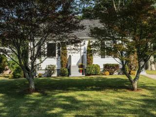 30 Wood Ave, Tiverton, RI 02878 exterior