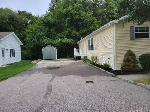 18 Cliff Rd, Gales Ferry, CT 06339 exterior