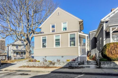 21 Bayview Ave, Middletown, RI 02840 exterior