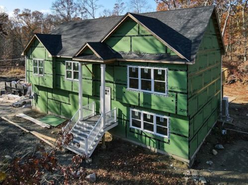 429 Crandall Rd, Tiverton, RI 02878 exterior