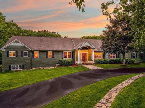 95 Tipping Rock Dr, East Greenwich, RI 02818 exterior