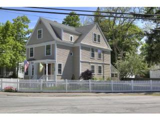 102 Main St, Kensington, NH 03833 exterior