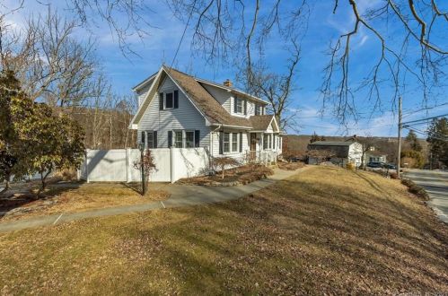 55 Old Colchester Rd, Quaker Hill, CT 06375 exterior