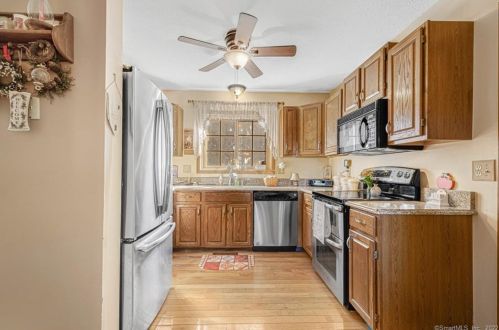 35 Brookview Ln, Middletown, CT 06457 exterior