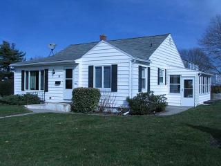 18 Arbor Ter, Tiverton, RI 02878 exterior