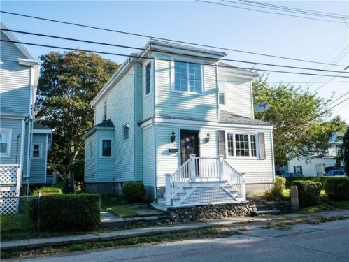 36 Vernon Ave, Middletown, RI 02840 exterior