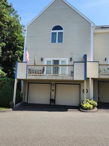79 Cedarcrest Ct, Huntington, CT 06484 exterior