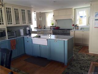 119 Whitfield St, Guilford, CT 06437 exterior