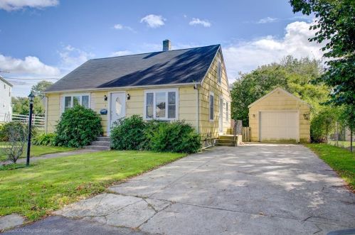 18 Rosedale Ave, Middletown, RI 02842 exterior