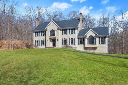 115 Old Stonewall Rd, Bridgeport, CT 06612 exterior