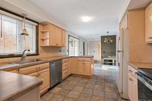 33 Palmer Dr, Wapping, CT 06074 exterior
