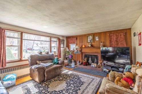 9 Brainerd Dr, Portland, CT 06480 exterior