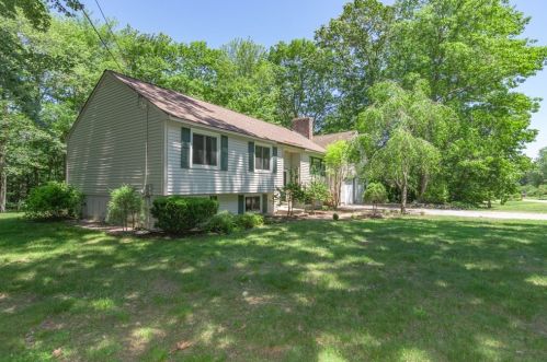 26 Country Acres Rd, Sandown, NH 03873 exterior