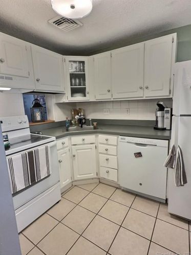 7 Rising Trail Ct, Middletown, CT 06457 exterior