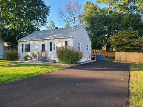 22 Wakeley St, Huntington, CT 06484 exterior