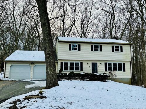 4 Friar Tuck Dr, Gales Ferry, CT 06335 exterior