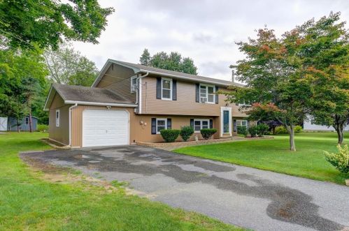 16 Crepeau Blvd, Cumberland, RI 02864 exterior