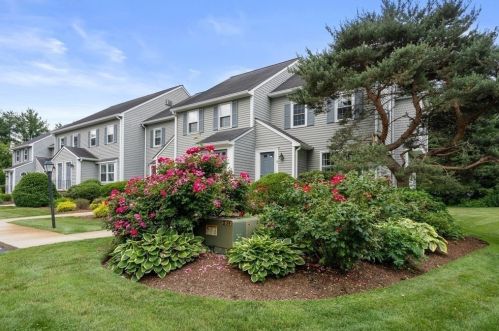 78 Village St, Easton, MA 02375 exterior