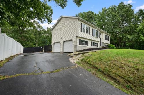 46 Yorkshire Dr, Waterford, CT 06385 exterior