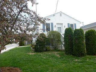 8 Plant St, Cumberland, RI 02864 exterior