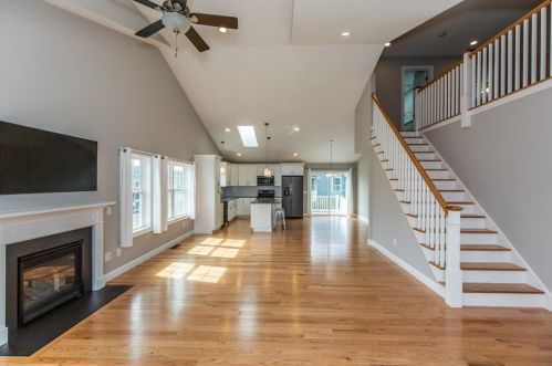 7 Thelma Ln, Middletown, RI 02842 exterior