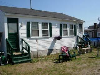 18 Keefe Ave, Hampton Beach, NH 03842 exterior