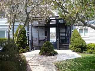 733 Popes Island Rd, Milford, CT 06461 exterior