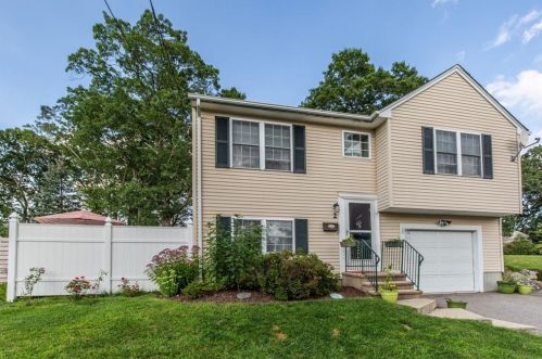2 Dunbar Ave, North Providence, RI 02904 exterior