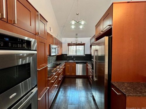 3 Rowayton Woods Dr, Norwalk, CT 06854 exterior