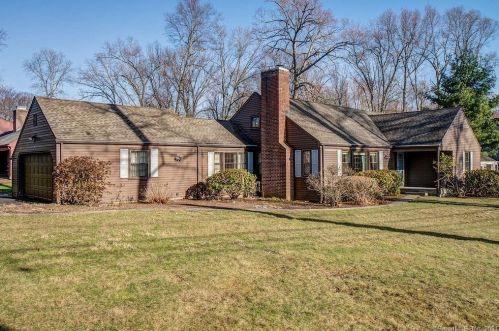 15 Oak Ridge Ln, Hartford, CT 06107 exterior