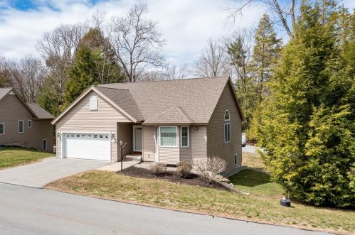 1 Pinecrest Cir, Newton, NH exterior